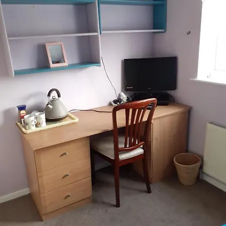 Home From Home Single Or Double Room Netflix Or Virgin Tv Wifi & Free Parking Poole Exterior photo